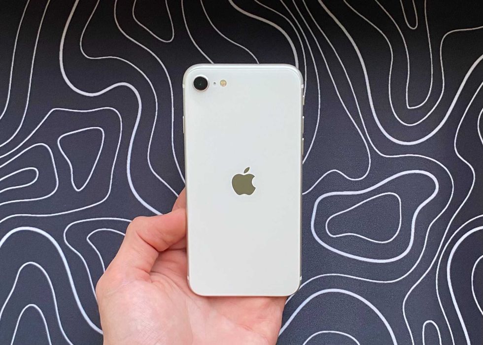 Превосходный iPhone SE 2022 - 128 гб - 92% АКБ - NEVERLOCK - STARLIGHT