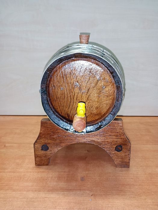 Pipo / barril antigo em madeira de carvalho com suporte e torneira em