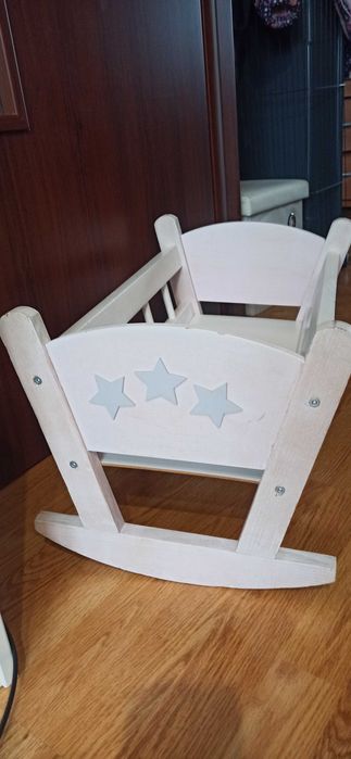 Kołyska dla lalki oraz odkurzacz pionowy zabawka