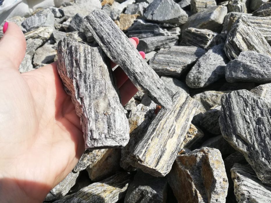Kora kamienna gnejsowa pasiasta grys kamień naturalny dostawa głaz