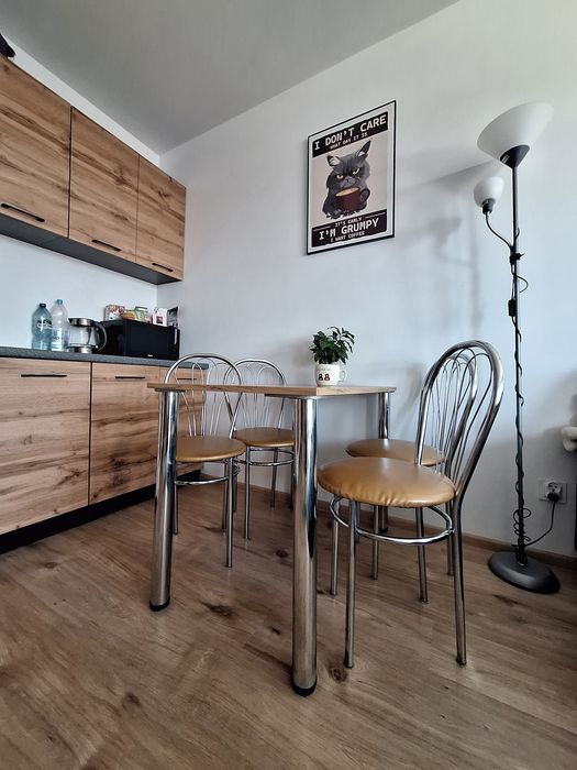 Zestaw stół + 4 krzesła idealny do jadalni lub kuchni

Sprzedam zes