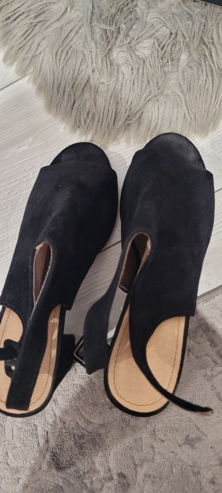 Buty damskie na obcasie