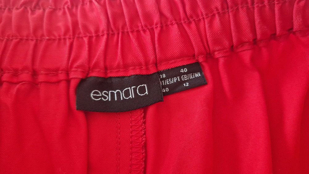 Calções vermelhos, com cinto na cintura, tamanho 38 EUR