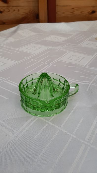 Vintage,unikatowa wyciskarka do cytryn szkło w kolorze uranowej zielen