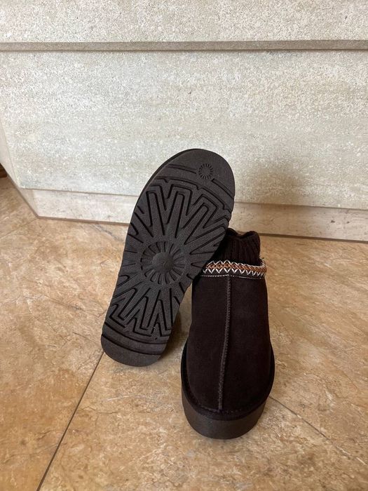 Шоколадні угги на тепленькому кожушку для створення довершеного стилю.