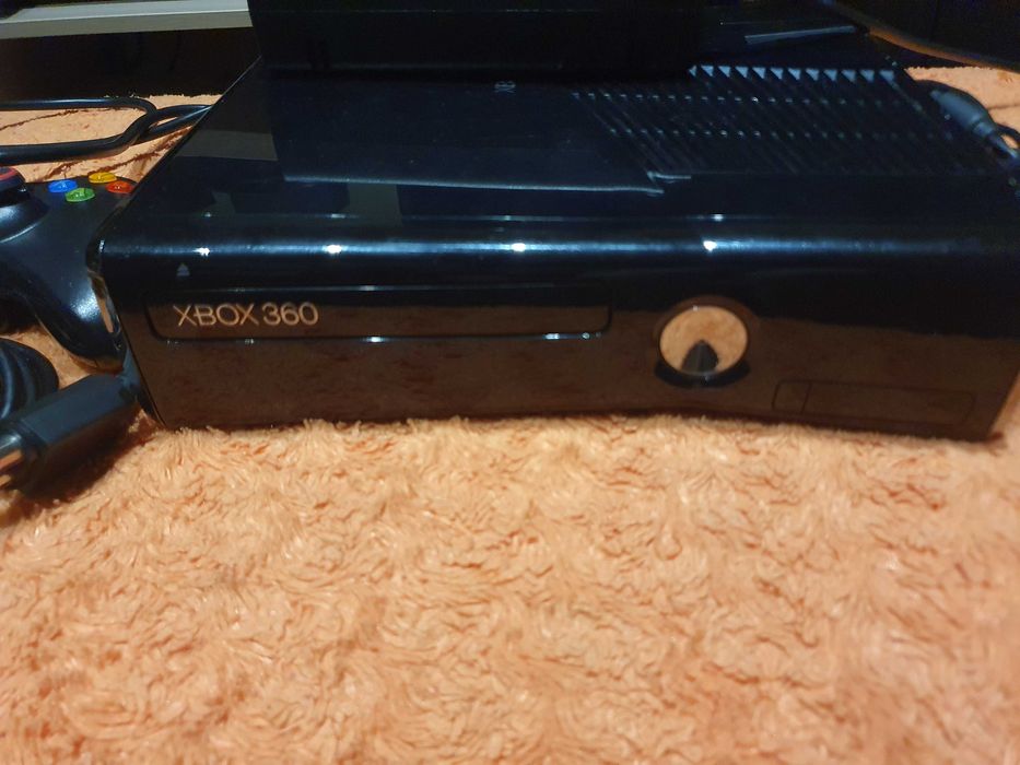 Consola Xbox 360 Slim (Glossy black) 250GB RGH 3 + Comando