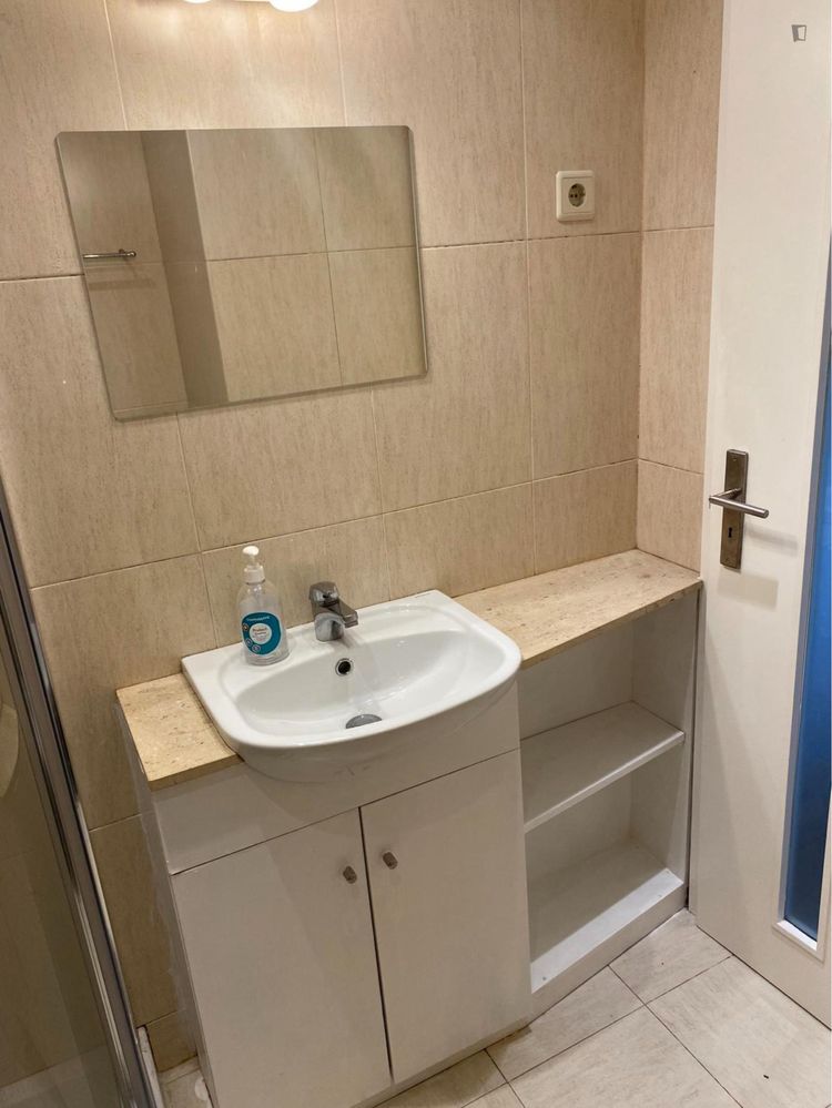 Quarto para arrendar na senhora da hora