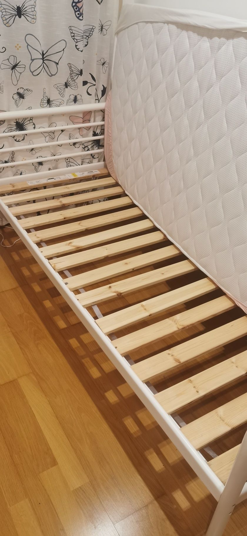 Cama de solteiro branca