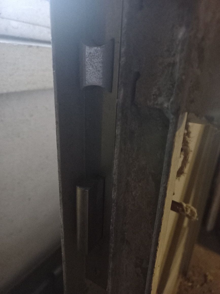 Porta de ferro com fechadura funcional