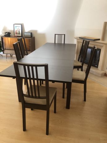 Conjunto mesa e 6 cadeiras de madeira