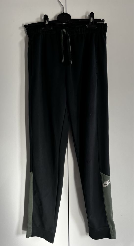 Czarne spodnie Nike