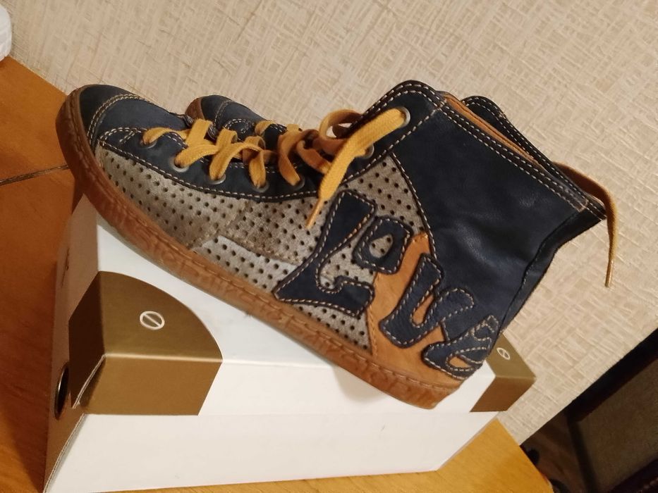 Высокие лёгкие кеды.