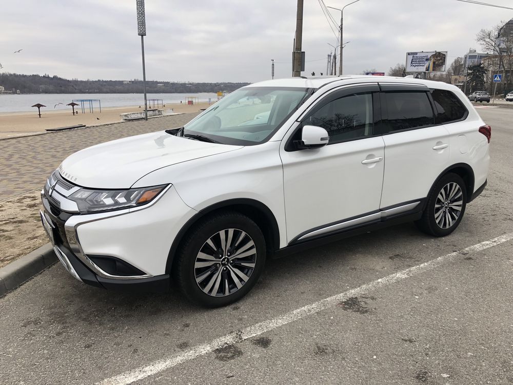 Mitsubishi Outlander 2019 рік.