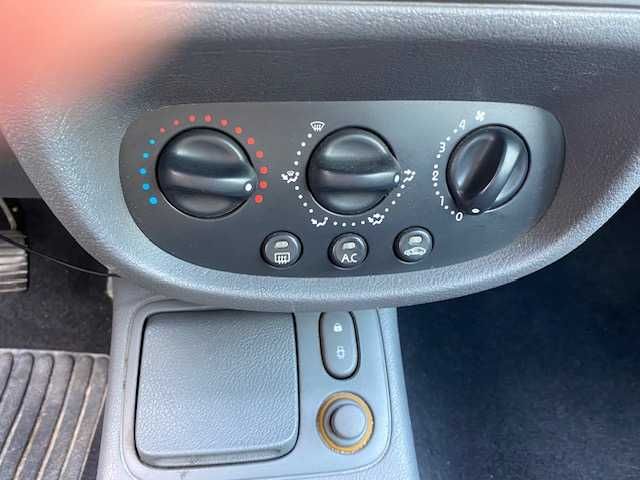 Renault Clio RXE 1.2 3P 2000