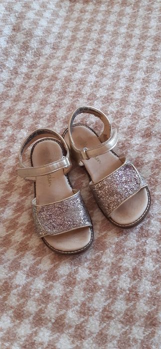 Босоніжки на дівчинку