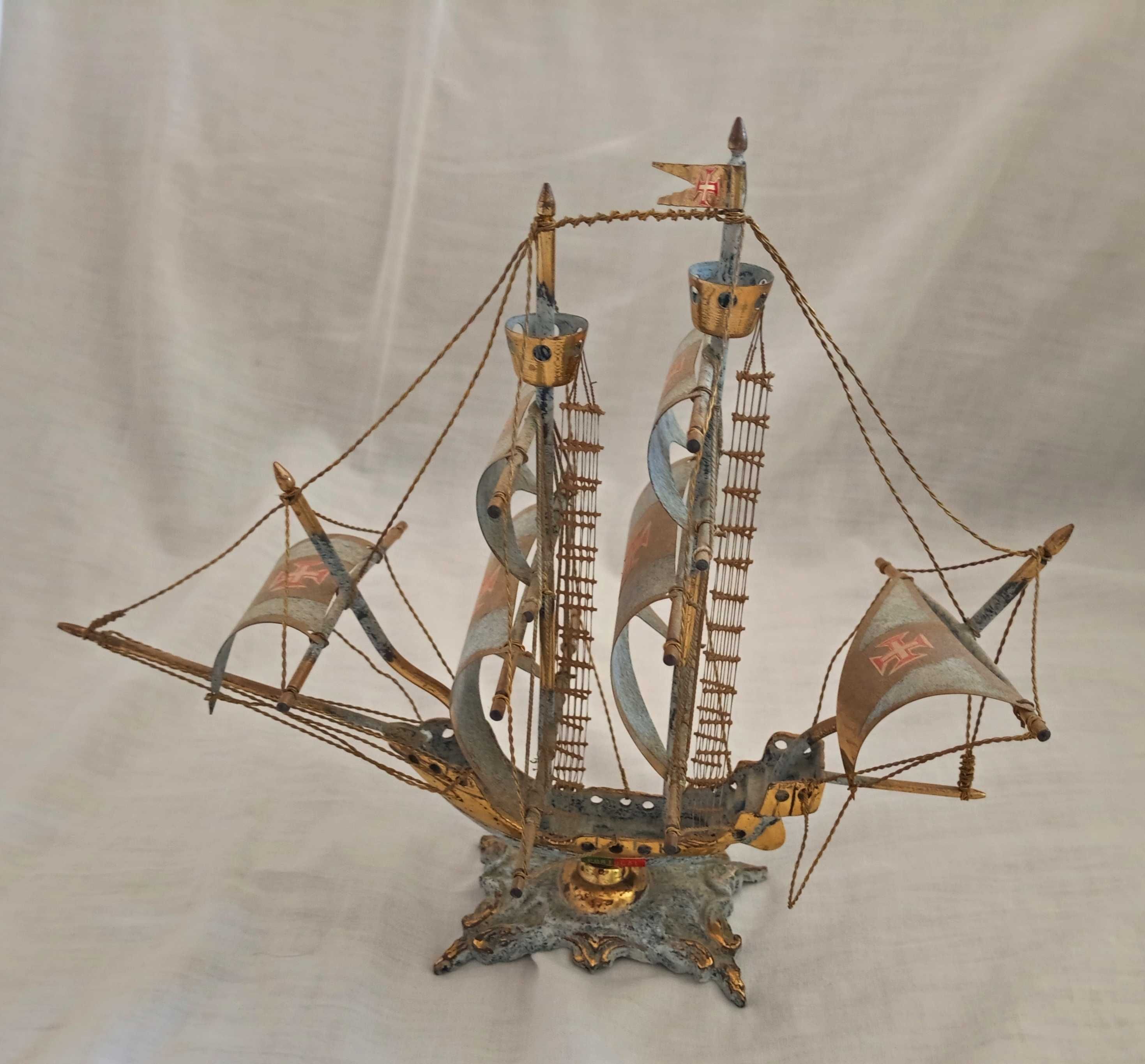 Réplica de barco à vela, português, da época dos descobrimentos.