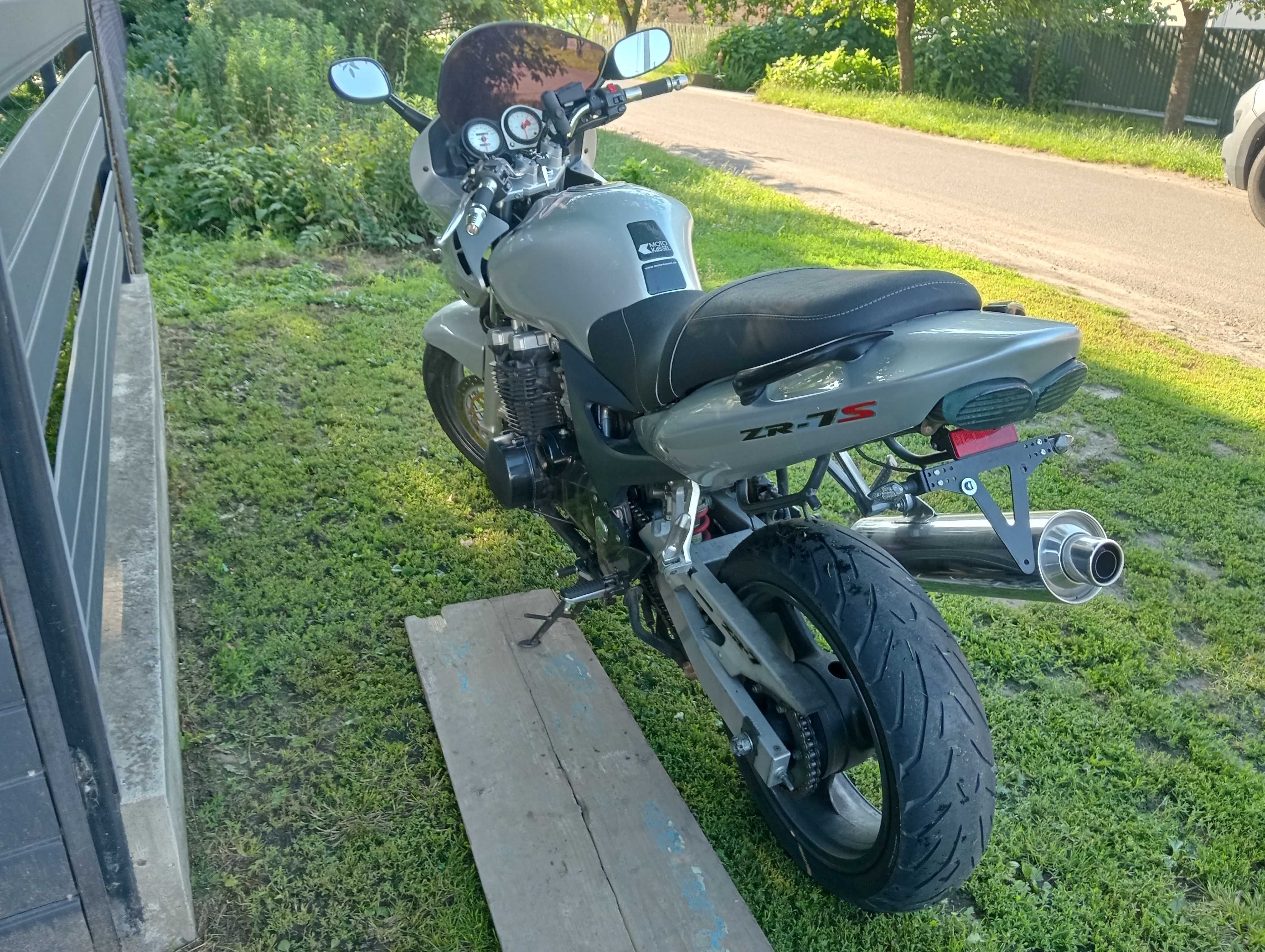 Продам kawasaki zr-7s