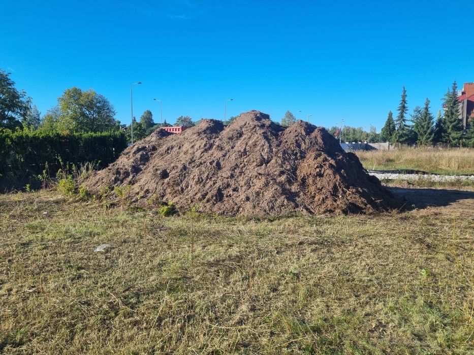 Ziemia do odebrania. Czysta humus, mam tez troche ziemi z kamieniami