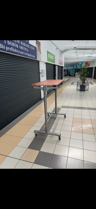 Stojaki, wieszaki sklepowe.