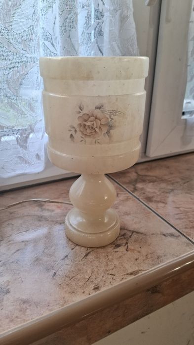 Lampka nocna z porcelany, alabastru
