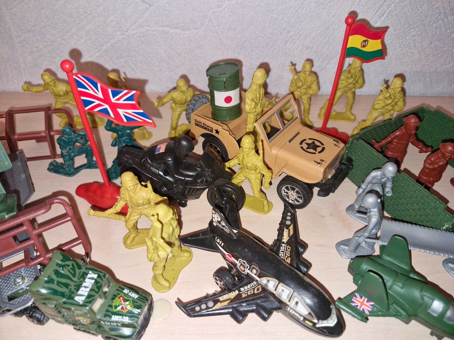 Військовий набір солдатиків та спецтехніки гра комбат