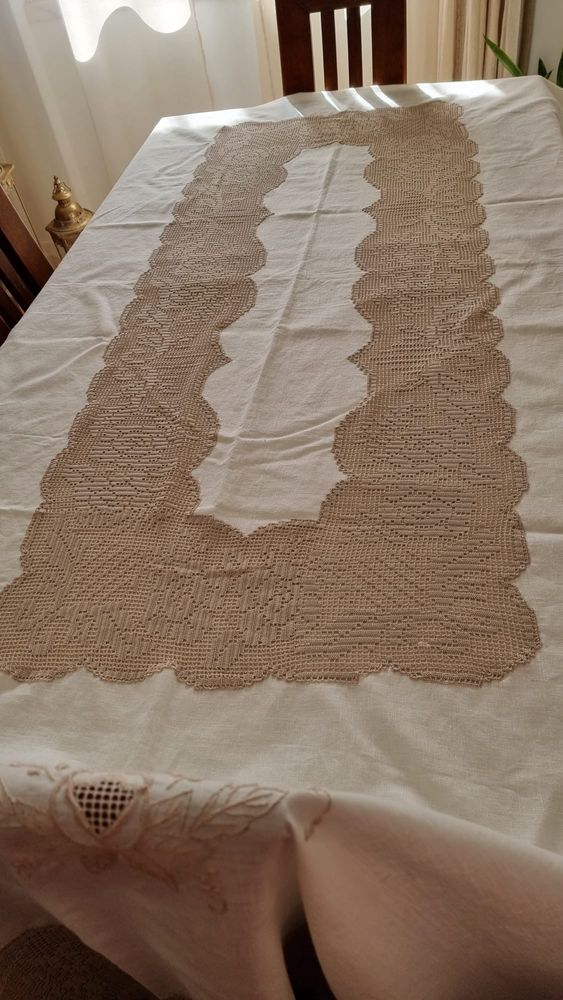 Toalha em linho 2,16x2,55 renda crochet feita a mão