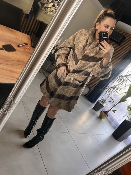 Eleganckie futro z karakułow z wstawkami skórzanymi