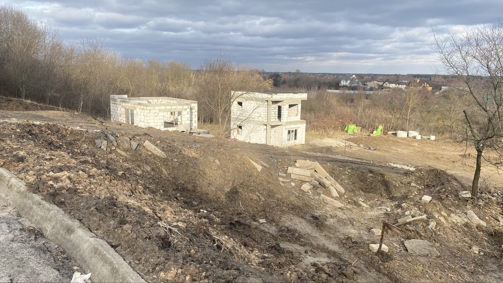 Готовий будинок на закритій територіі зі сховищем