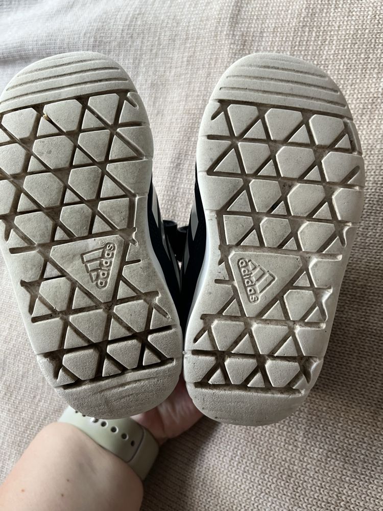 Buty sportowe Adidas 23