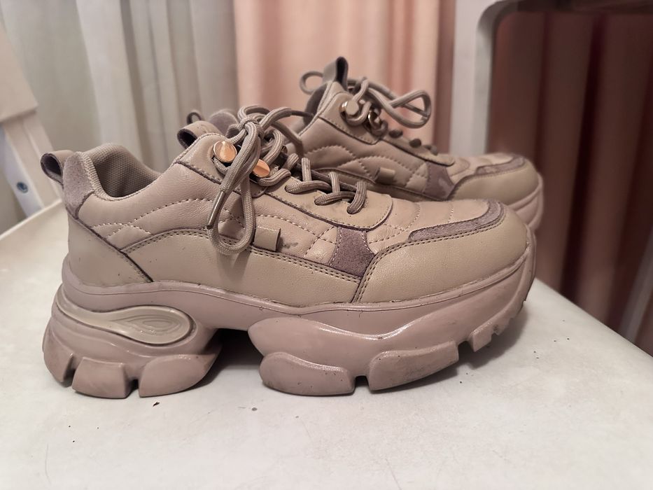 Кросівки шкіряні бежеві Estro