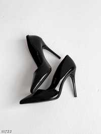 Класичні чорні туфлі