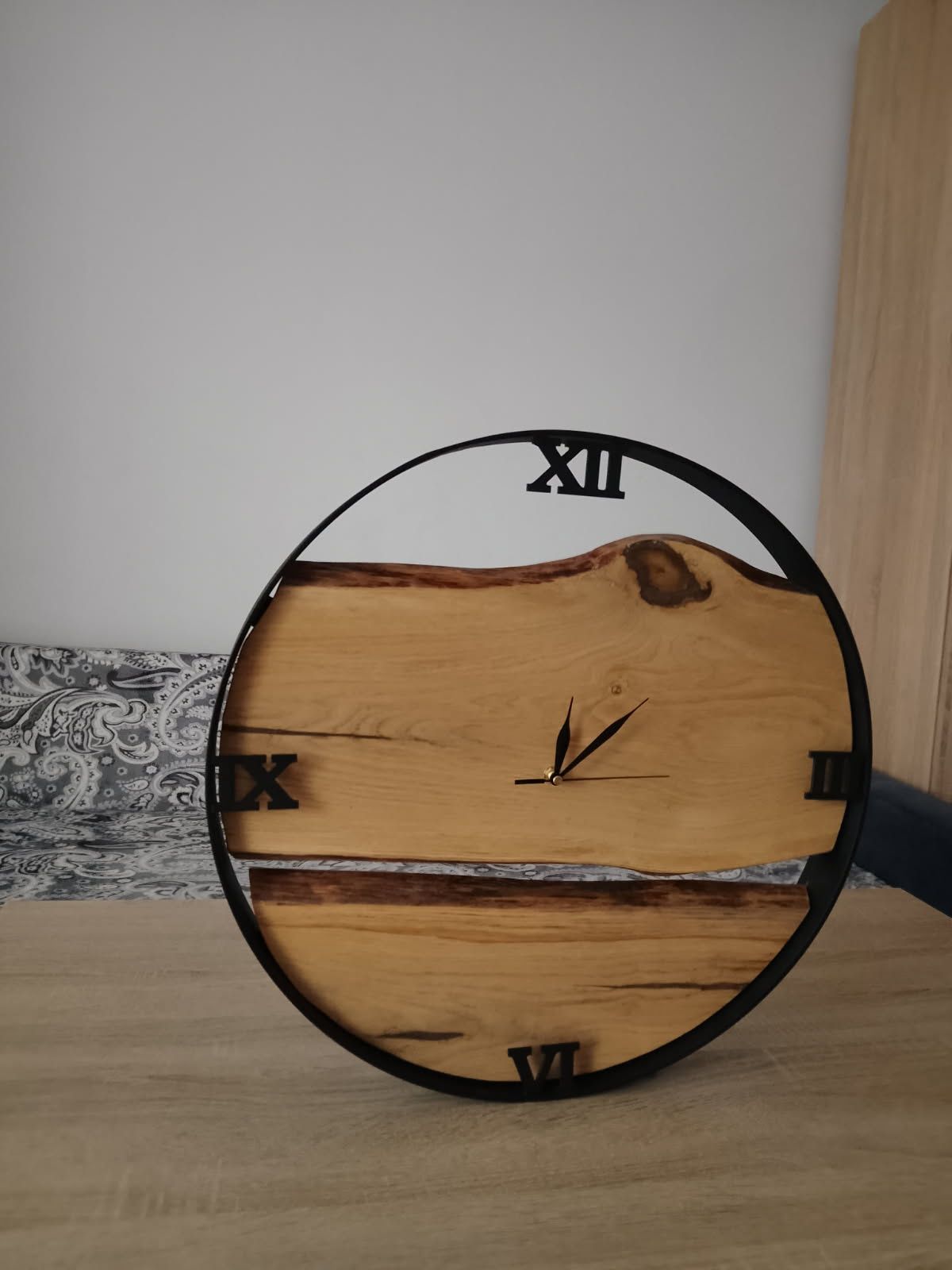 Designerski zegar ścienny z drewna i metalu – handmade, styl loft / ru