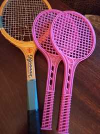 Ракетки : деревянная для тениса  и пластиковые для бадминтонга.