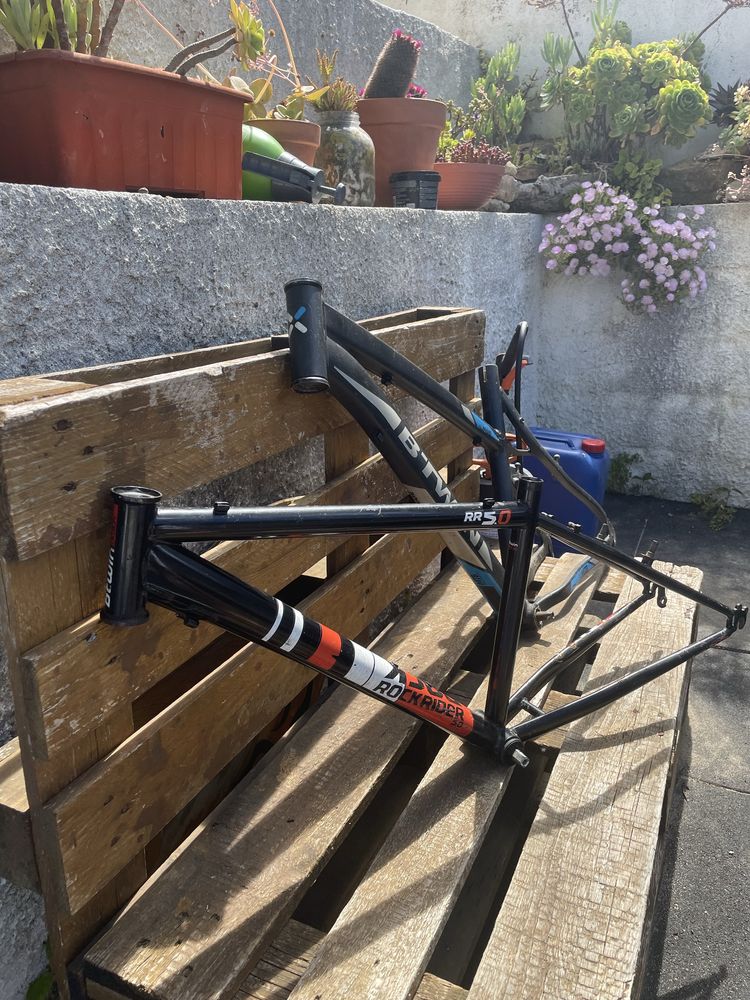 vendo 2 quadros de bicicletas e mais algumas peças á parte .