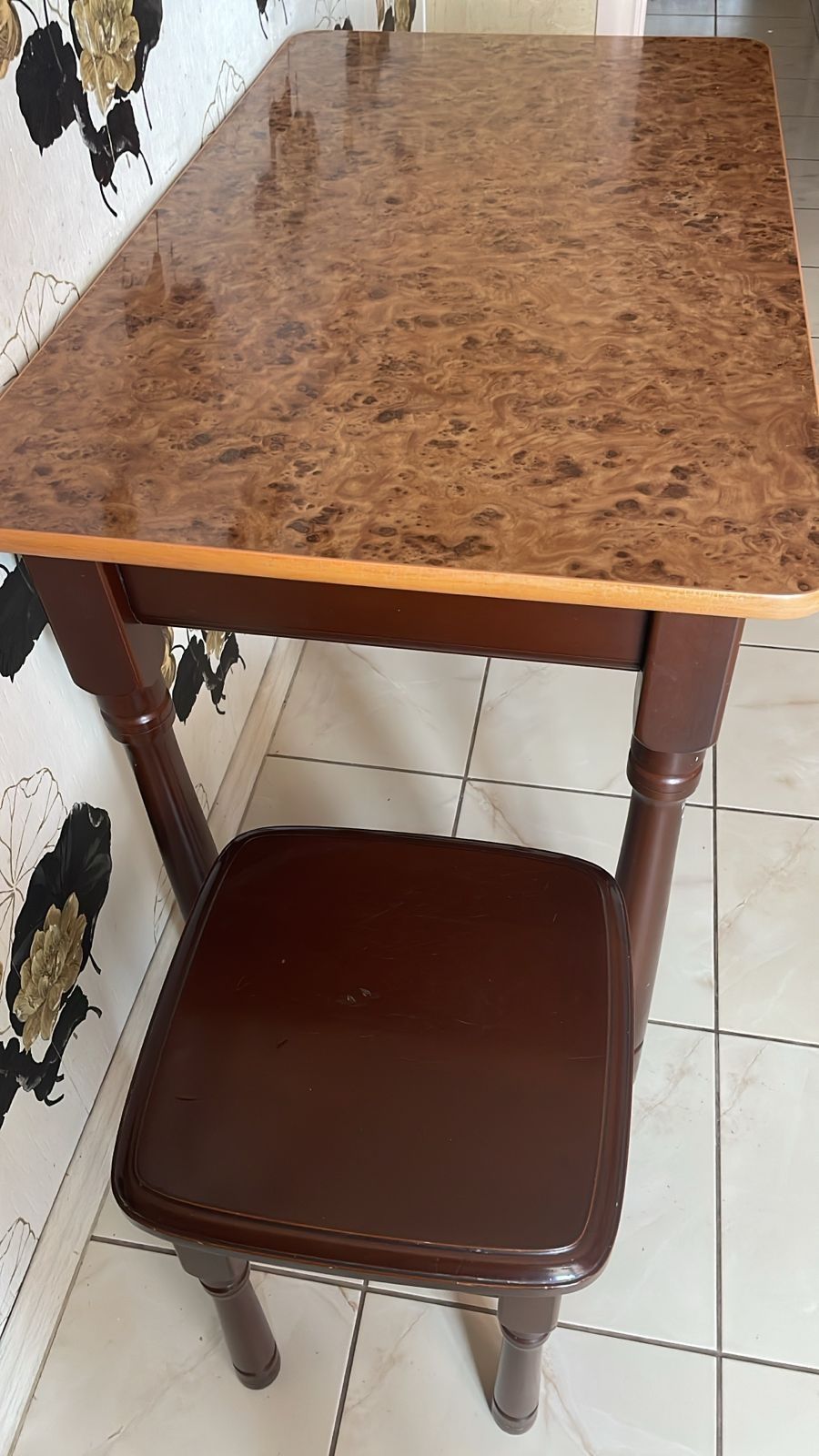Продам стол и 2 табурета, натуральное дерево