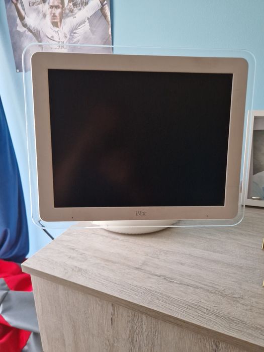 Model: iMac G4 M6498
Dysk twardy: 40 GB
Pamięć RAM: 256 MB
Procesor: 7