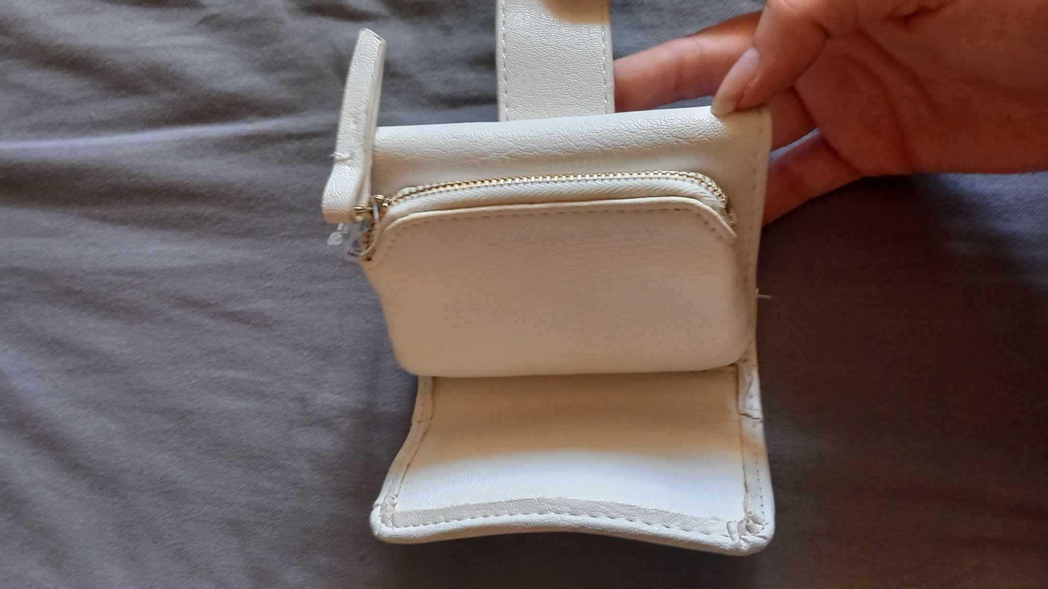 Niewielki biały portfel claire's