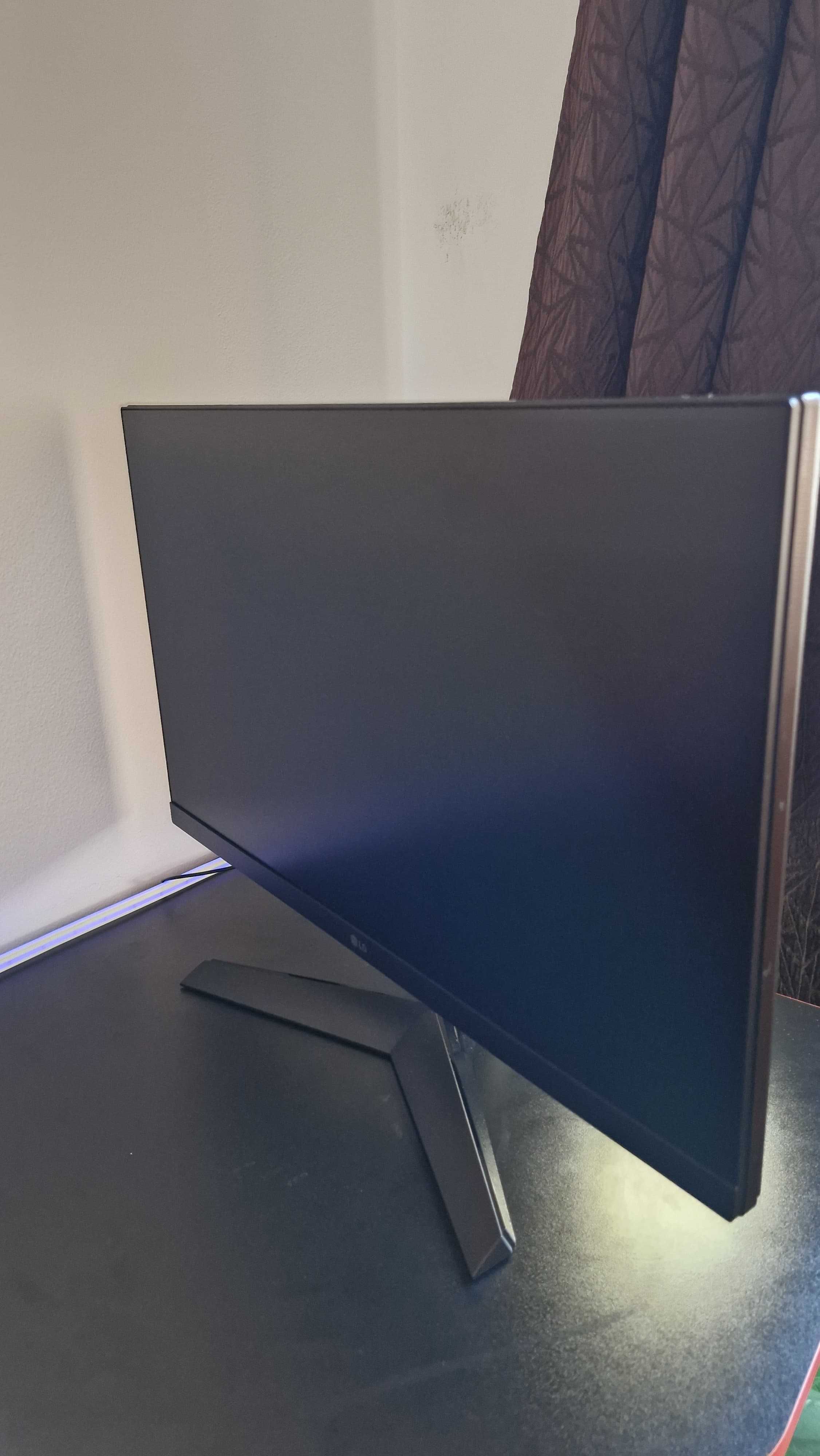 Monitor LG UltraGear 24GN60R-B, com ecrã partido (liga)