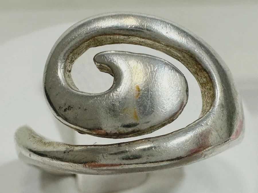 Ciekawy srebrny damski pierścionek wzór fale 925 4,47G