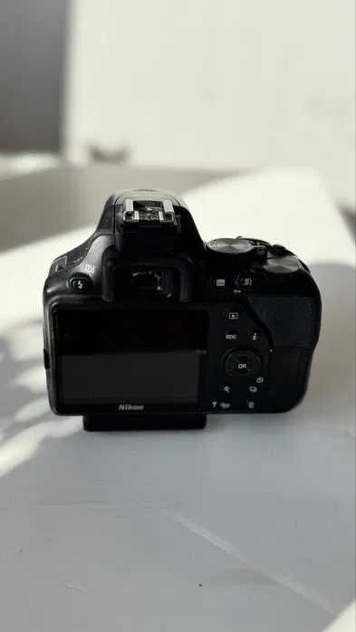 Lustrzanka Nikon D3500 w zestawie z obiektywem i akcesoriami