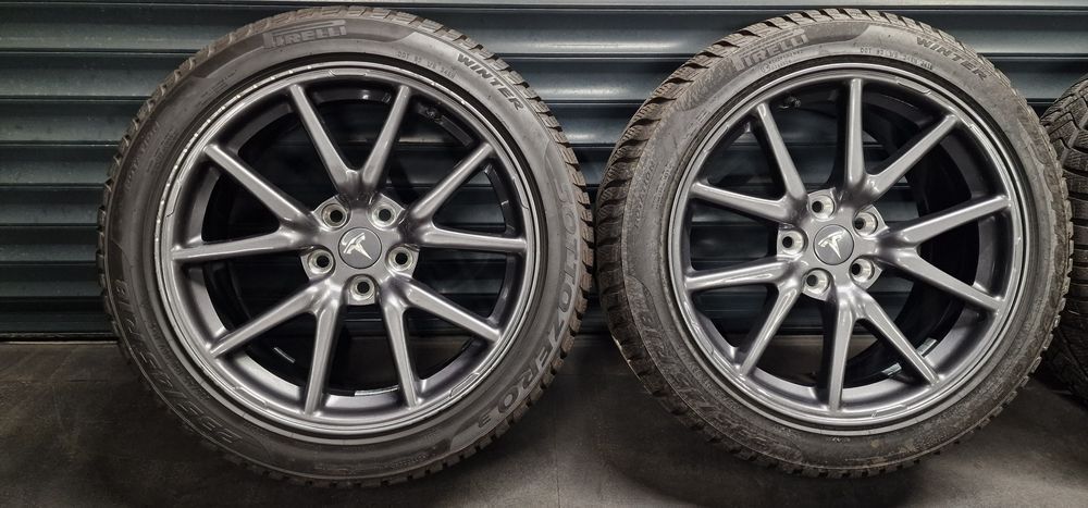 Koła zimowe TESLA 3  Pirelli Sottozero 235 45 R18