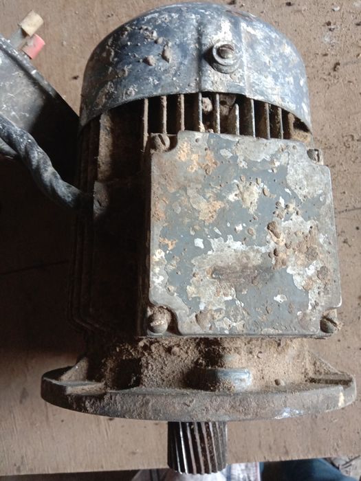 Двигун з фланцем