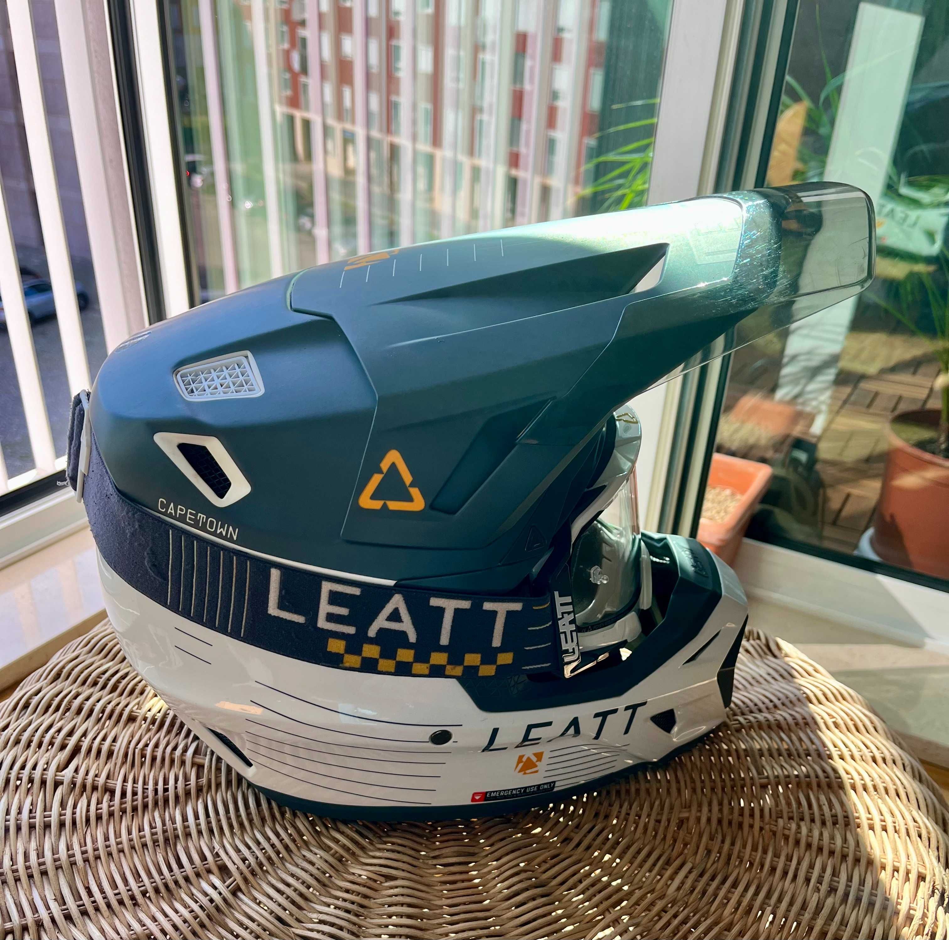 Capatece Enduro Leatt 8.5 com óculos