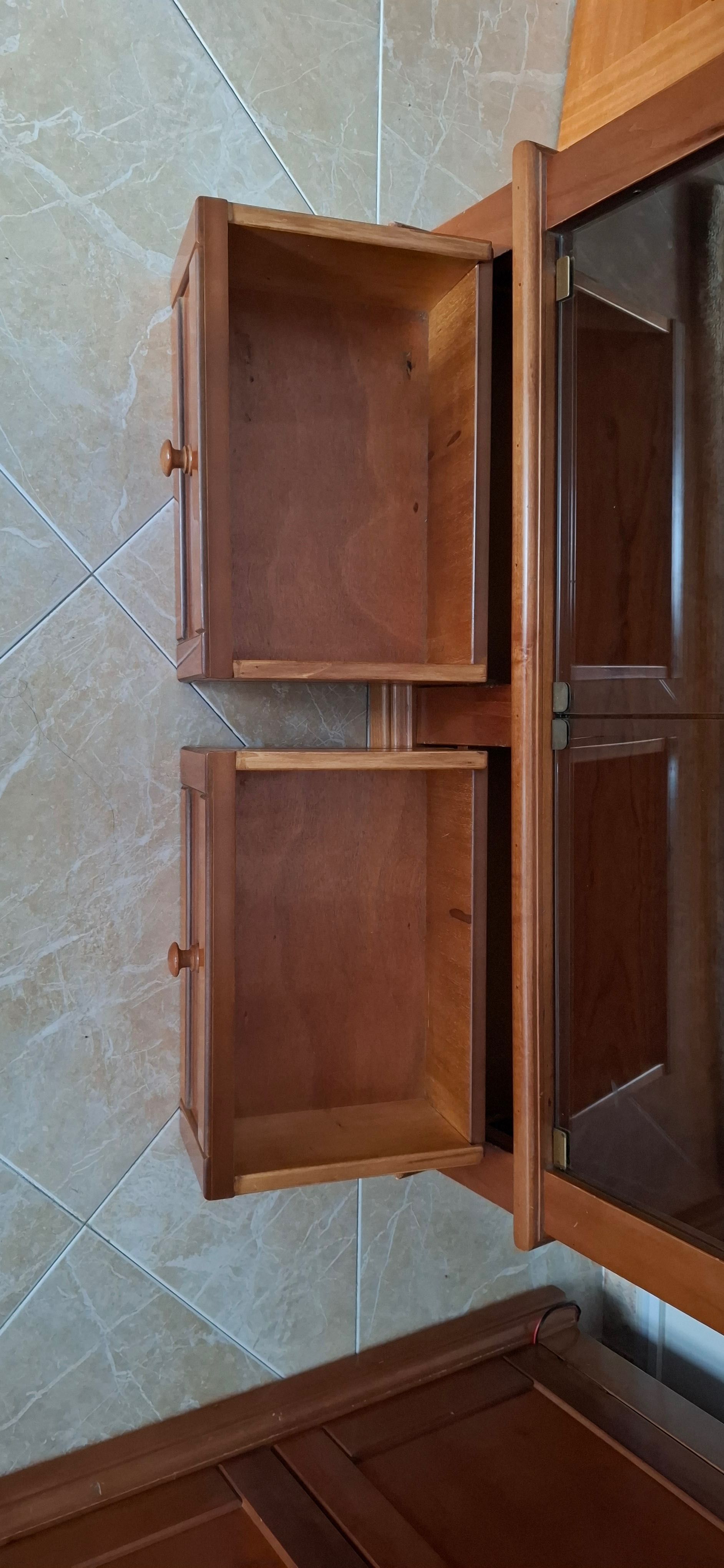 Cristaleira/Móvel de Madeira com Portas de Vidro