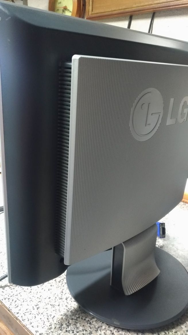 L G Flatron  TFT LCD  Monitor