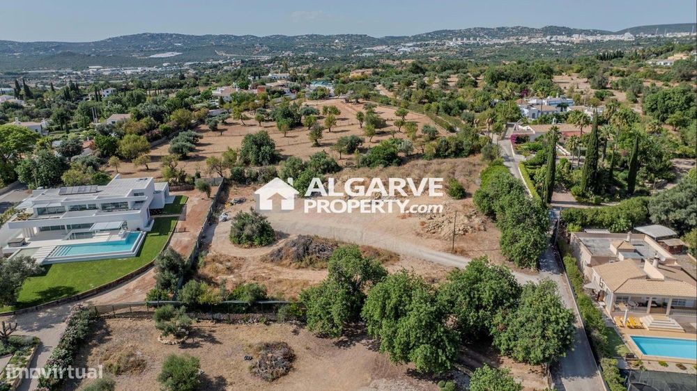 Terreno para construção com projeto aprovado para moradia V5 de estilo