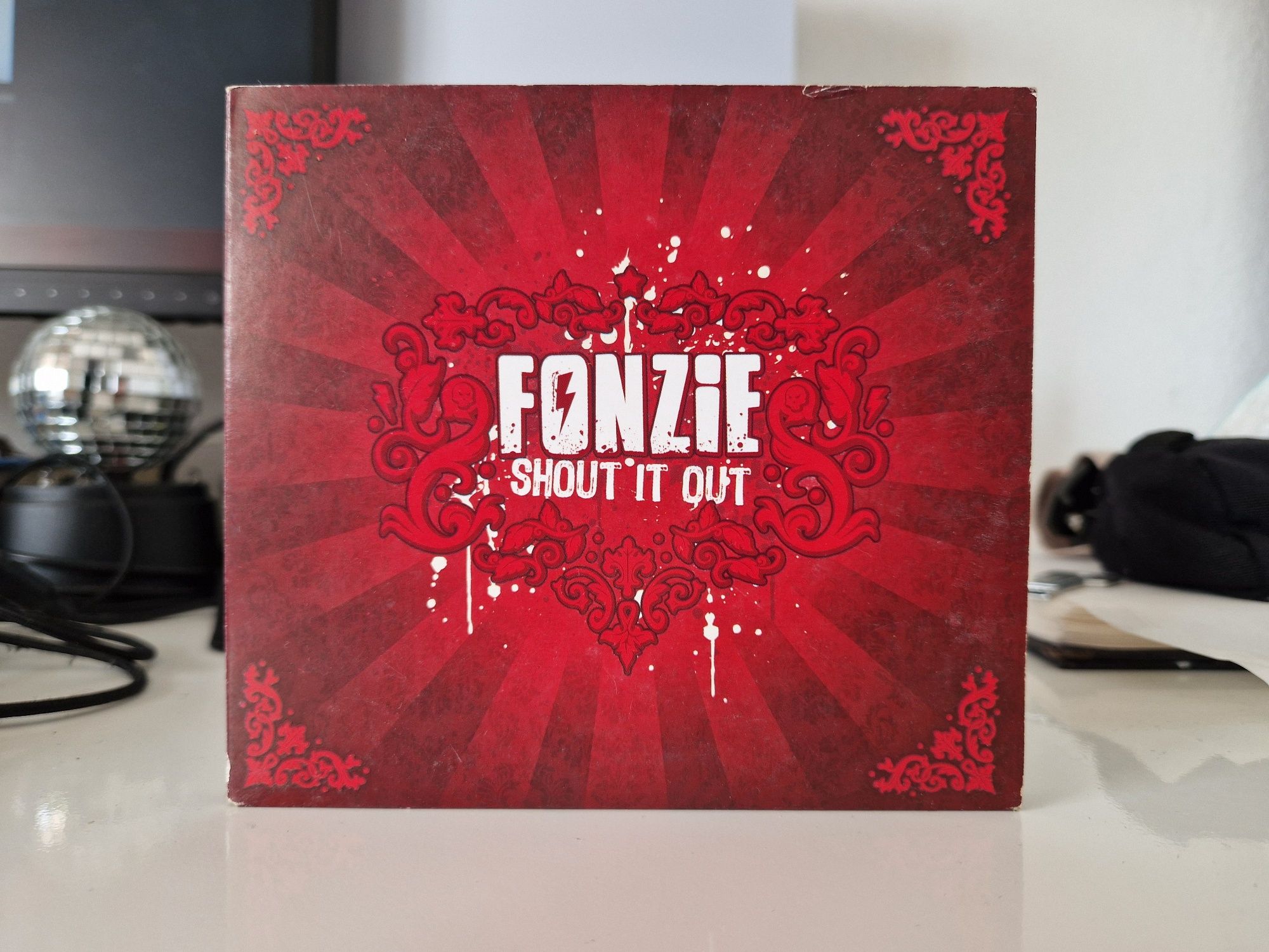 Fonzie - Shout it out