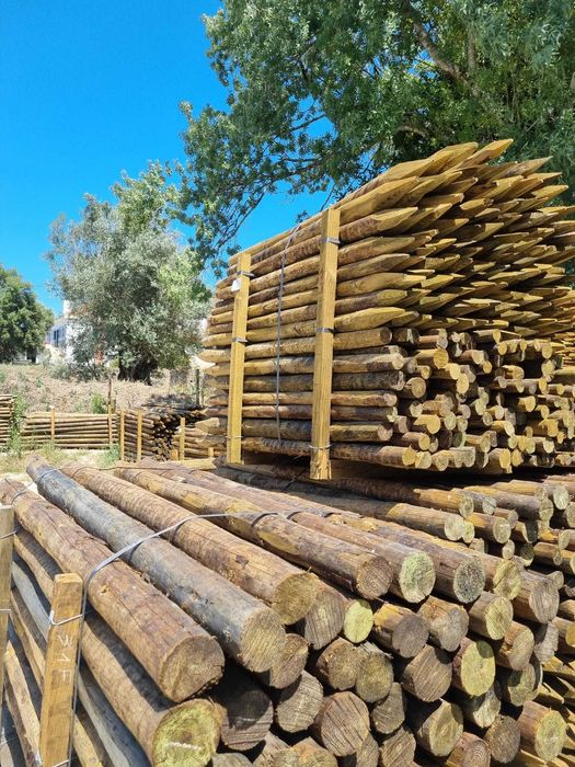 Postes madeira tratados e torneados e diversas redes para vedação