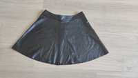 Czarna rozkloszowana spódnica z ekoskóry