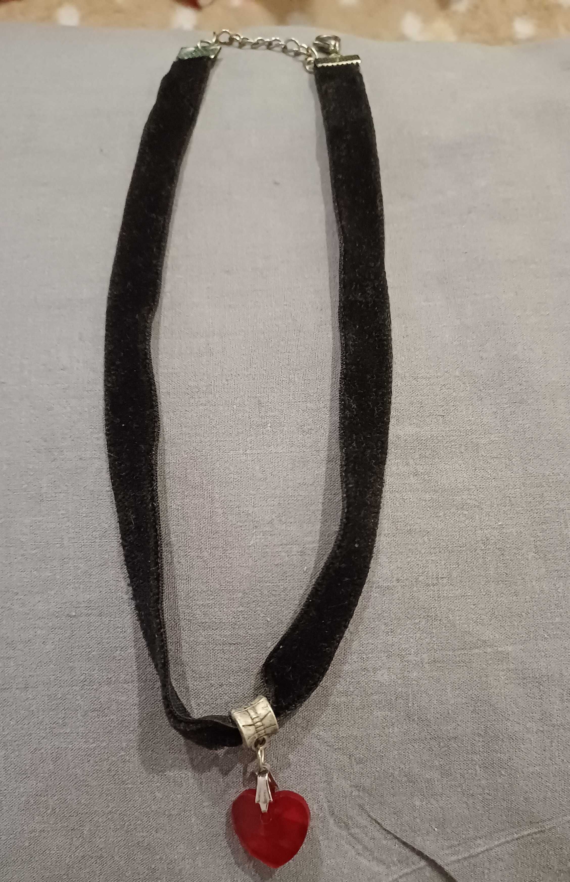 Choker preto com coração vermelho